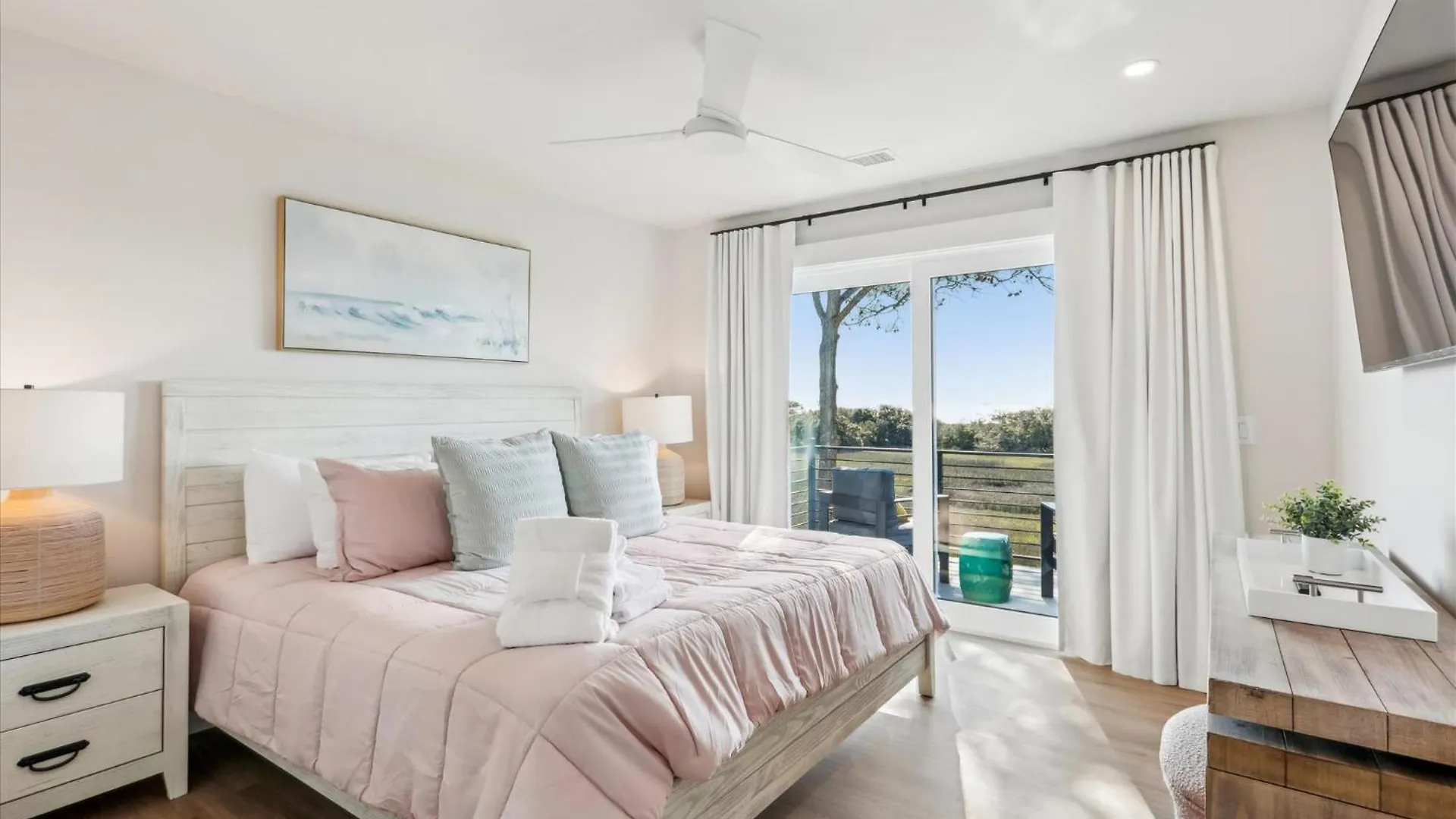 Luxurious 7-Bedroom Retreat At Burkes Beach, Hilton Head Island Holiday home